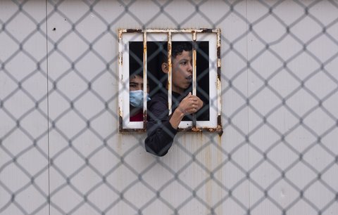 Zoufalý osud malých migrantů: Stovky nezletilých dětí v Ceutě nacpali do skladišť