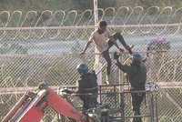 Ani překonání ostnatého plotu nepomohlo. Španělsko vrátilo útočné migranty do Maroka
