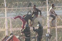 Migranti překonali ostnaté ploty: Nehašeným vápnem popálili španělské pohraničníky