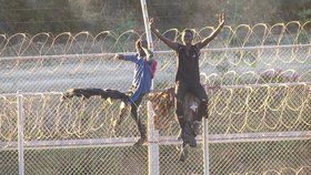 Migrantům se podařilo překonat na severu Afriky ploty oddělující Maroko a španělskou enklávu Ceuta (27.7.2018).