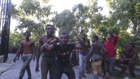 Migrantům se podařilo překonat na severu Afriky ploty oddělující Maroko a španělskou enklávu Ceuta.