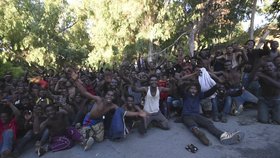 Migrantům se podařilo překonat na severu Afriky ploty oddělující Maroko a španělskou enklávu Ceuta už před měsícem.