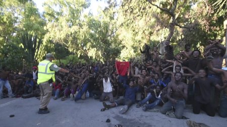 Migrantům se podařilo překonat na severu Afriky ploty oddělující Maroko a španělskou enklávu Ceuta