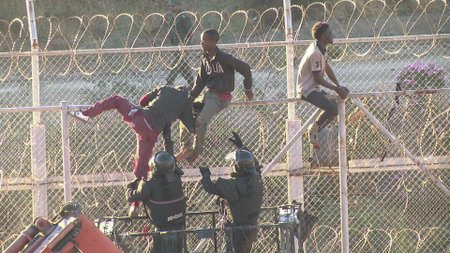 Migrantům se podařilo překonat na severu Afriky ploty oddělující Maroko a španělskou enklávu Ceuta