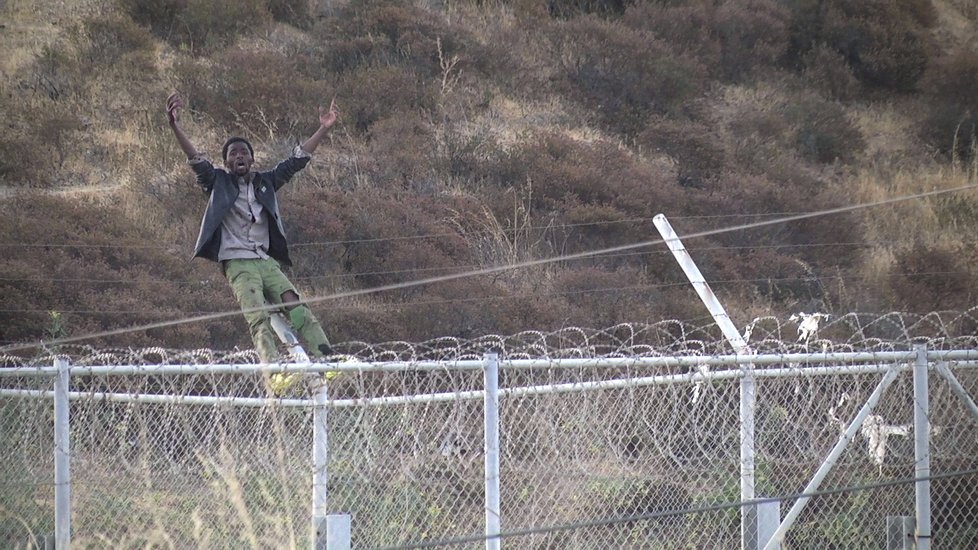 Migrantům se podařilo překonat na severu Afriky ploty oddělující Maroko a španělskou enklávu Ceuta.