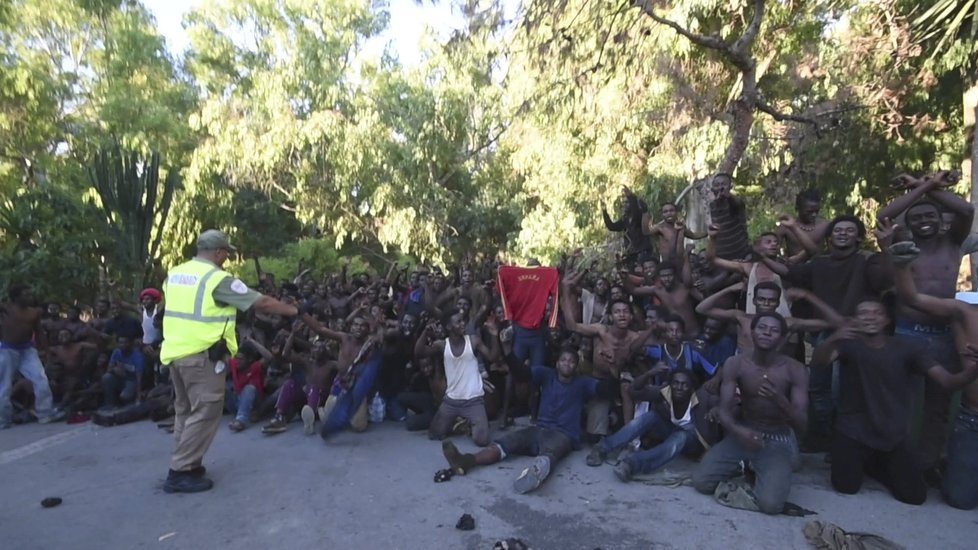 Migrantům se podařilo překonat na severu Afriky ploty oddělující Maroko a španělskou enklávu Ceuta už před měsícem.