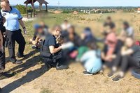 Šílenost na Hodonínsku: Převaděč nacpal do své dodávky 33 migrantů!