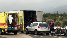 Řecká policie zadržela kamion s 41 běženci, byli naživu.
