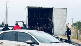 Řecká policie minulý rok zadržela kamion s 41 běženci, byli naživu. (04.11.2019)