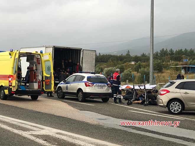 Řecká policie zadržela kamion s 41 běženci, byli naživu.