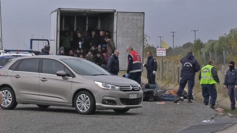 Řecká policie zadržela kamion s 41 běženci, byli naživu.