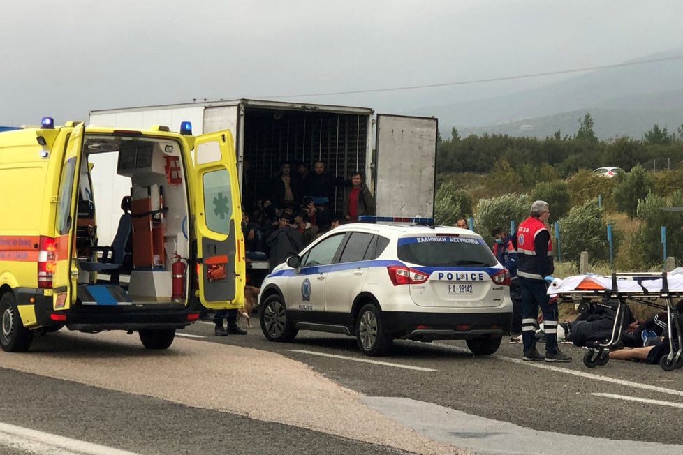 Začátkem listopadu řecká policie zadržela kamion s 41 běženci, byli naživu.