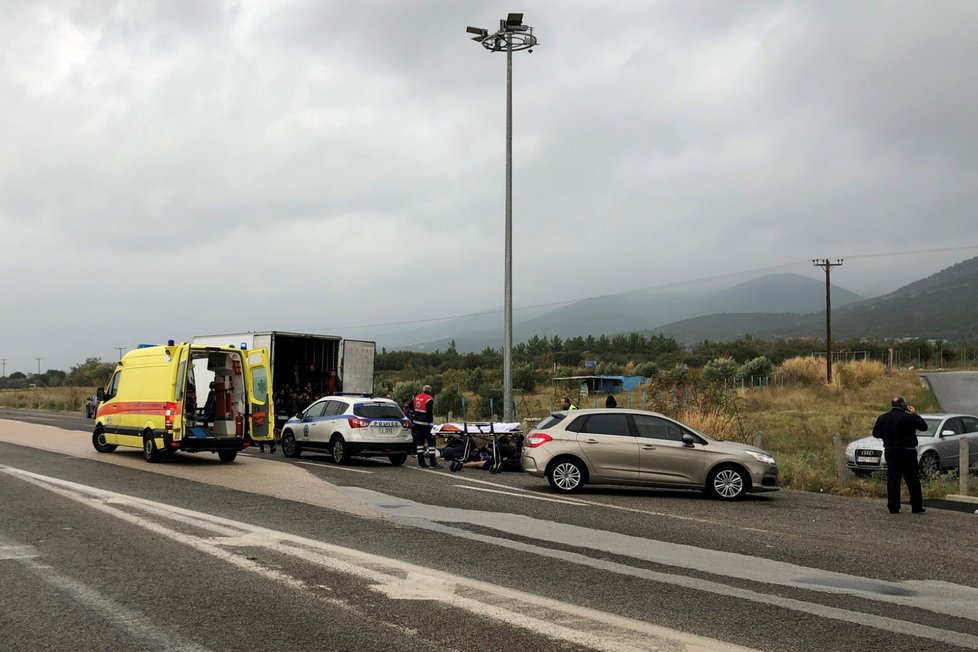 Řecká policie zadržela kamion s 41 běženci, byli naživu