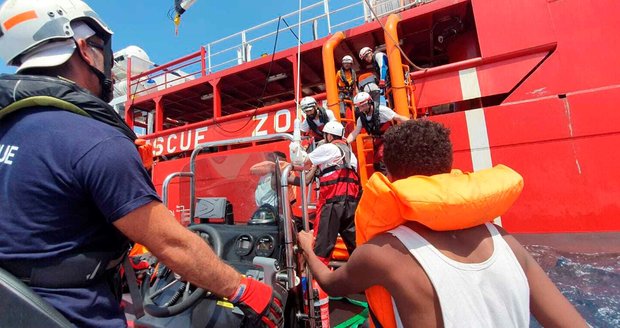 „Nechávat lidi na moři znamená vršit utrpení.“ OSN burcuje k přijetí migrantů