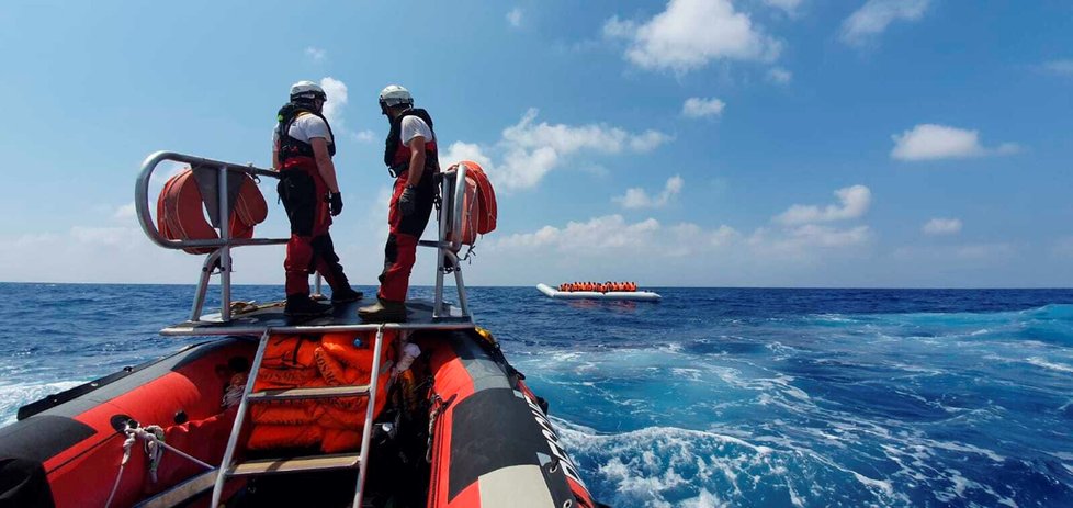 OSN apeluje na země EU, aby přijaly humanitární lodě s migranty