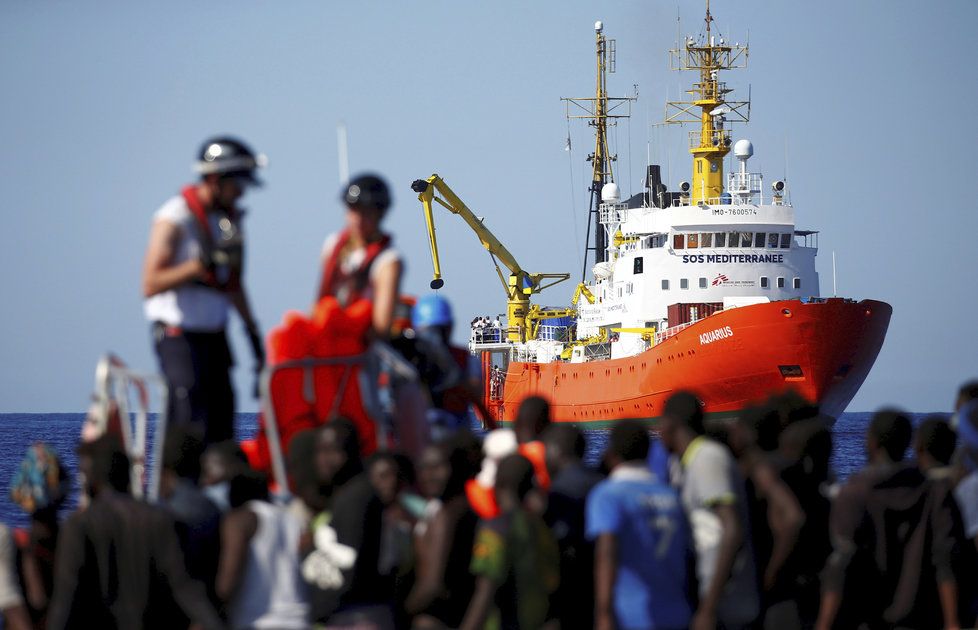 Při minulé výpravě odmítli Loď Aquarius neziskové organizace SOS Méditerranée v Itálii. Přístav jí nakonec otevřelo až Španělsko.