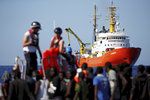 Loď Aquarius neziskové organizace SOS Méditerranée odmítli v Itálii