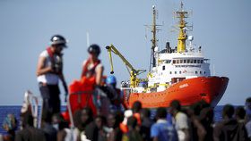 Loď Aquarius plnou uprchlíků si země neustále přehazují jako horkou bramboru