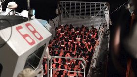 Loď s uprchlíky odmítnutá v Itálii nemá na cestu dál zásoby, bojí se i vln