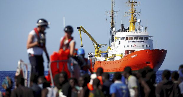 Zoufalá snaha lodě s migranty: Aquarius nesmí ani do přístavu v Marseille
