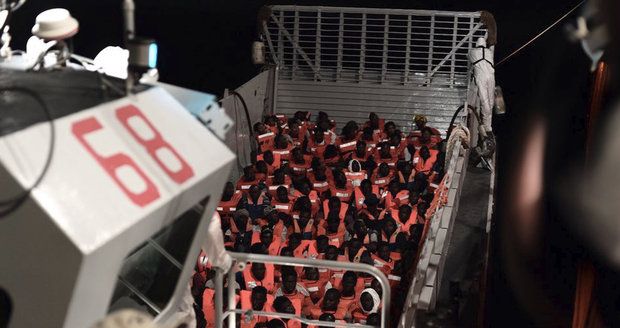 Loď s uprchlíky odmítnutá v Itálii nemá na cestu dál zásoby, bojí se i vln