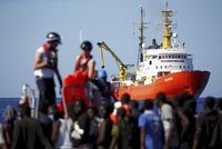 Zoufalá snaha lodě s migranty: Aquarius nesmí ani do přístavu v Marseille