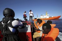 Chtějí-li, můžou k nám. Francie pomůže Španělsku s migranty z lodi Aquarius