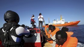 Loď Aquarius neziskové organizace SOS Méditerranée odmítli v Itálii.
