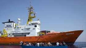 Loď Aquarius neziskové organizace SOS Méditerranée odmítli v Itálii