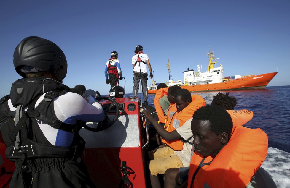 Loď Aquarius neziskové organizace SOS Méditerranée odmítli v Itálii