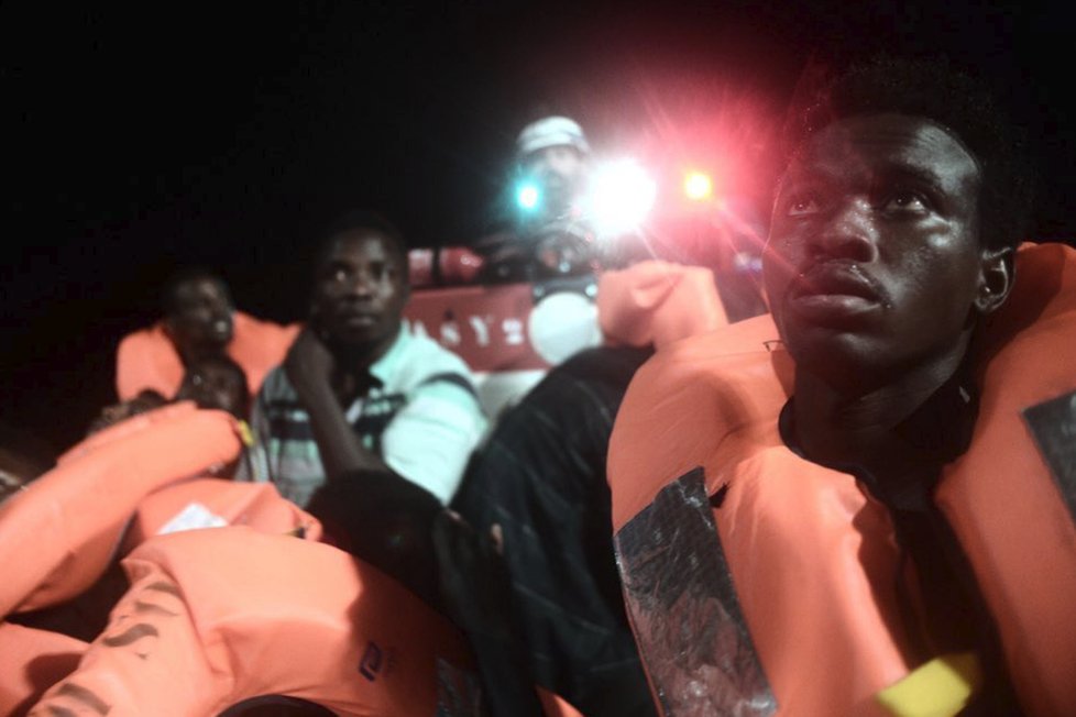 Loď Aquarius se šesti stovkami migrantů se dostala do problémů: Itálové ji odmítli, Španělé nabídli pomoc