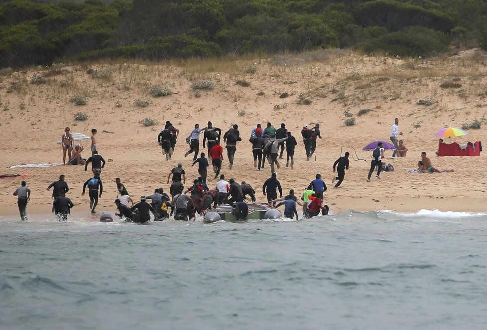 Takhle loni migranti překonali Gibraltar a z Maroka připluli k pobřeží na jihu Španělska. Po vylodění na pláži začali utíkat