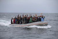 Nepomáhají nám, stěžují si uprchlíci. Několik lodí ve Středozemním moři je prý minulo