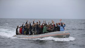 Migranti překonali Gibraltar a z Maroka připluli na jih Španělska. Po vylodění na pláži začali utíkat