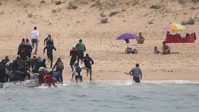 Migranti se vylodili na jihošpanělské pláži. Slunili se zde i nudisté