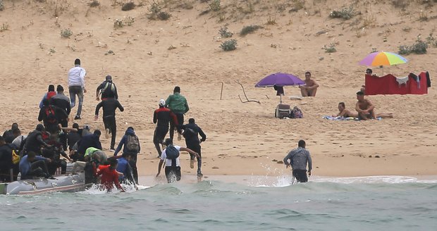 Mezi turisty na přeplněnou pláž mířil člun s migranty. Ve Španělsku zasáhla pobřežní stráž