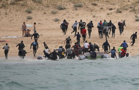 Migranti překonali Gibraltar a z Maroka připluli na jih Španělska. Po vylodění na pláži začali utíkat.