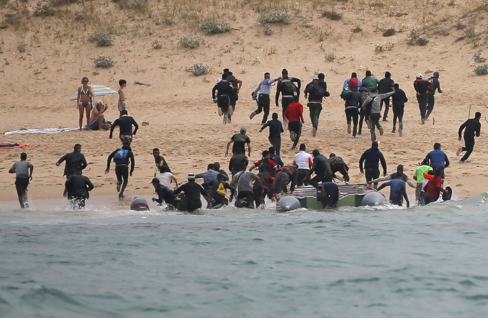 Migranti překonali Gibraltar a z Maroka připluli na jih Španělska. Po vylodění na pláži začali utíkat