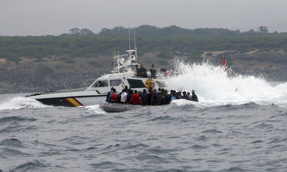 Migranti překonali Gibraltar a z Maroka připluli na jih Španělska. Po vylodění na pláži začali utíkat.