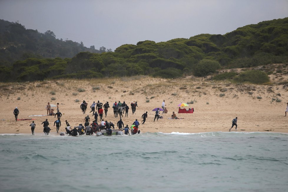 Takhle loni migranti překonali Gibraltar a z Maroka připluli k pobřeží na jihu Španělska. Po vylodění na pláži začali utíkat