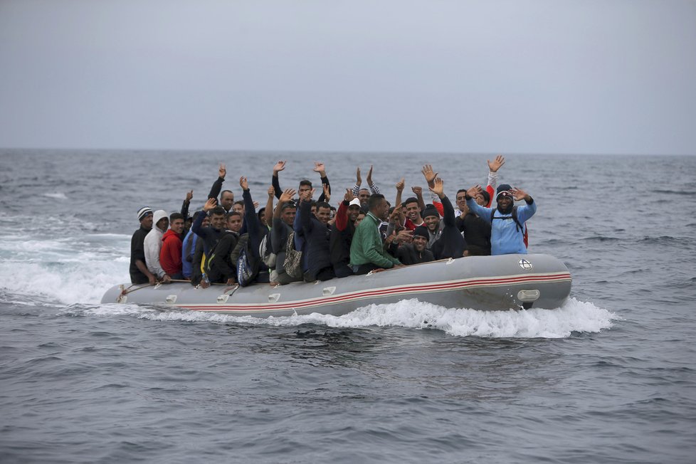 Migranti překonali Gibraltar a z Maroka připluli na jih Španělska. Po vylodění na pláži začali utíkat