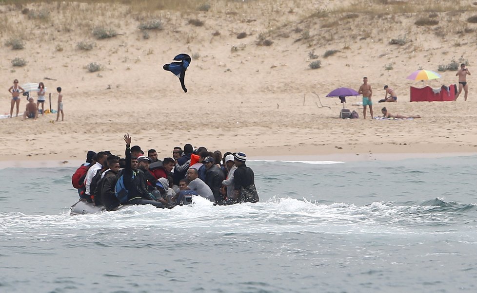 Migranti překonali Gibraltar a z Maroka připluli na jih Španělska. Po vylodění na pláži začali utíkat