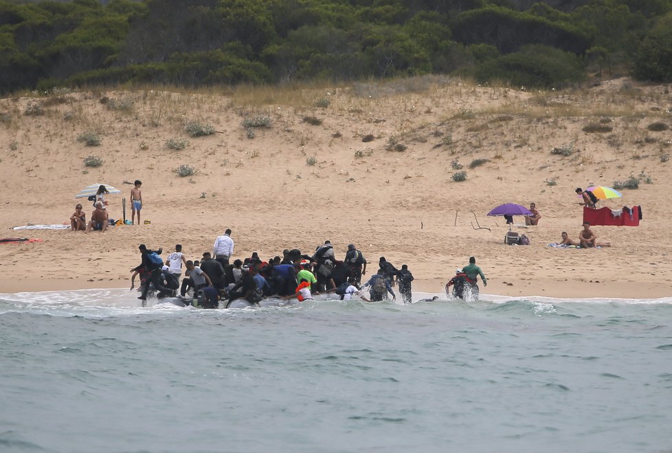 Takhle loni migranti překonali Gibraltar a z Maroka připluli k pobřeží na jihu Španělska. Po vylodění na pláži začali utíkat