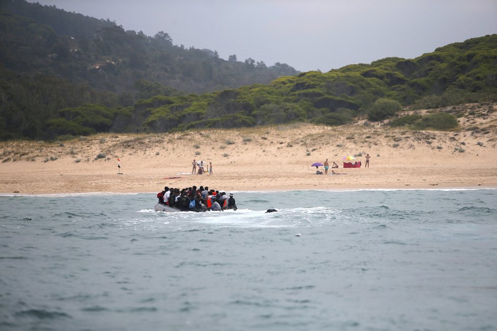 Takhle loni migranti překonali Gibraltar a z Maroka připluli k pobřeží na jihu Španělska. Po vylodění na pláži začali utíkat