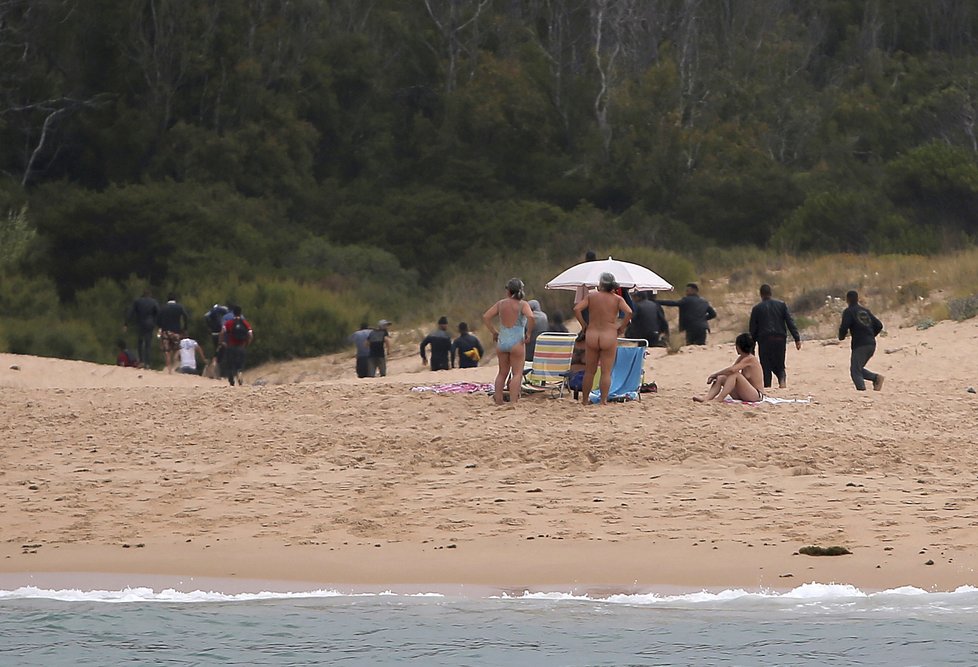 Migranti se vylodili na jihošpanělské pláži. Slunili se zde i nudisté.