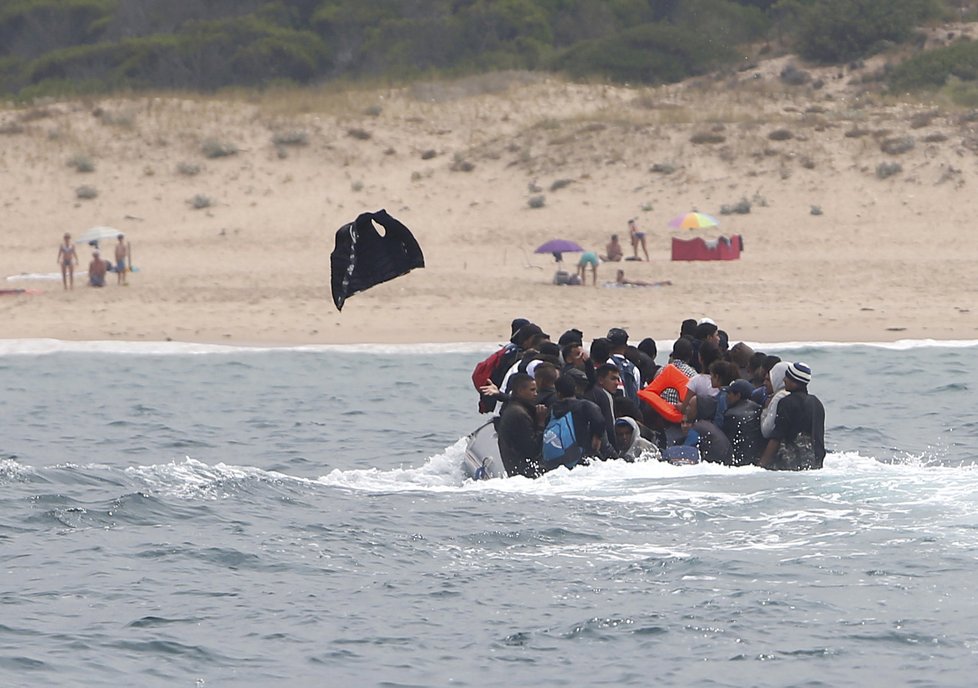 Migranti unikli v gumovém člunu španělské stráži, při příjezdu k pláži začali odhazovat vesty.