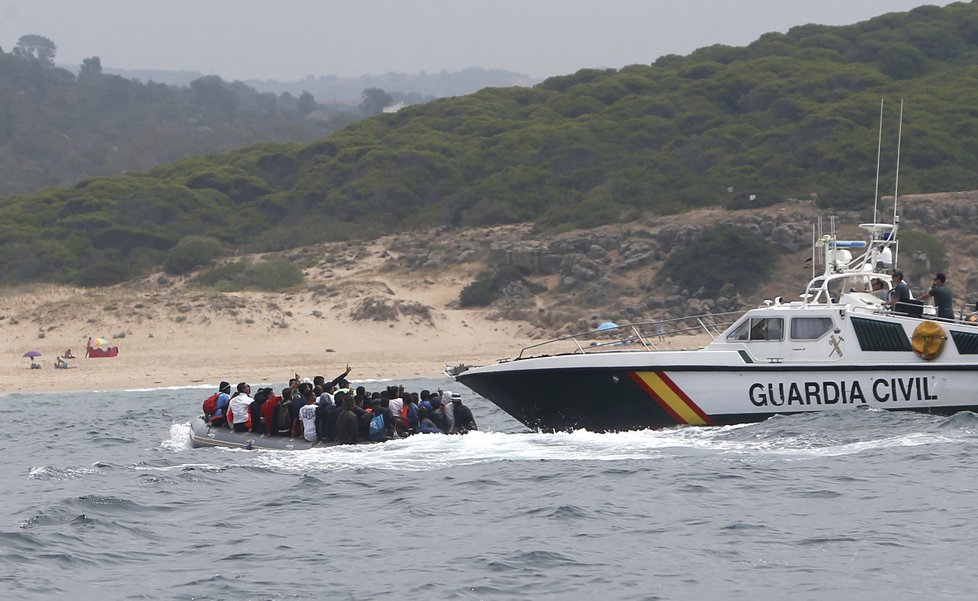 Migranti unikli v gumovém člunu španělské stráži