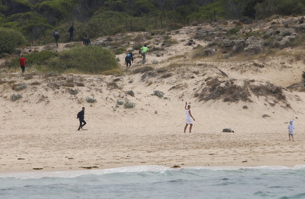 Migranti se vylodili na jihošpanělské pláži. Slunili se zde i nudisté