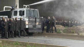 Uprchlíci v Calais se střetli s policisty, házeli láhve a kameny