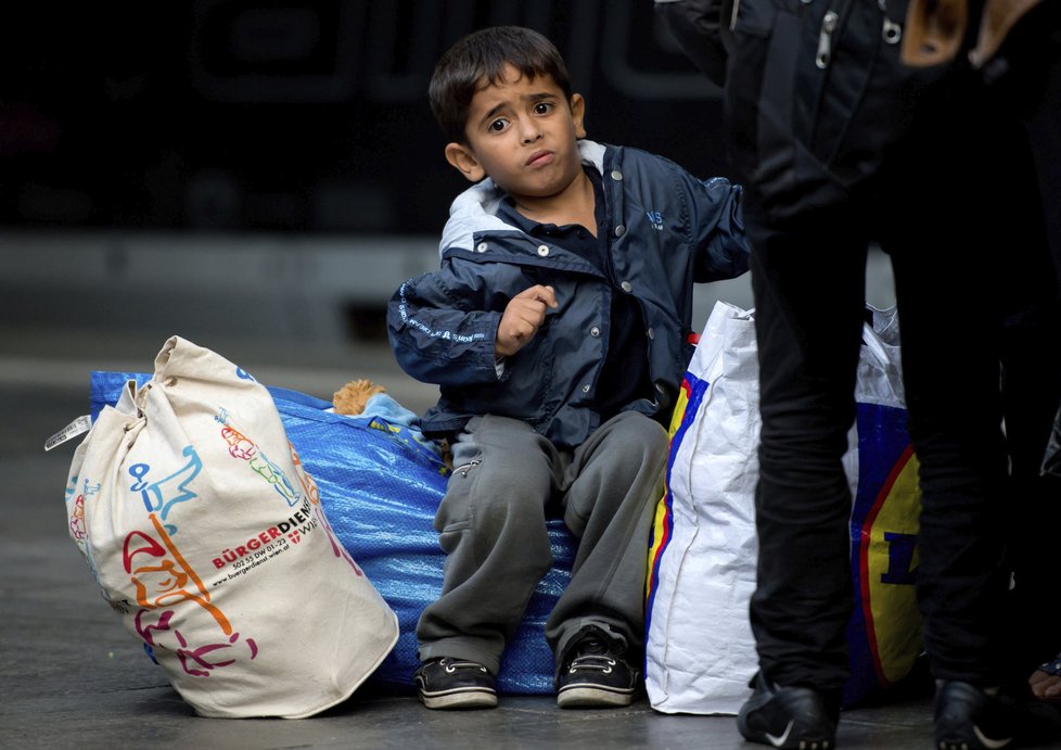 Migranti ve vytouženém Německu, konkrétně na nádraží v Mnichově.